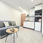 Malavi F4 Center *