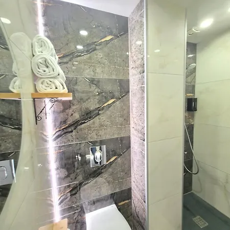 Malavi F4 Center Ruse