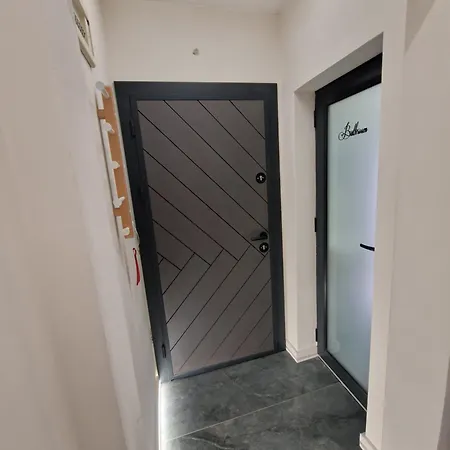 Malavi F4 Center *