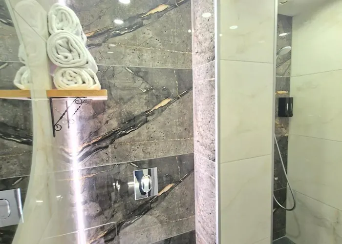 Malavi F4 Center 鲁塞